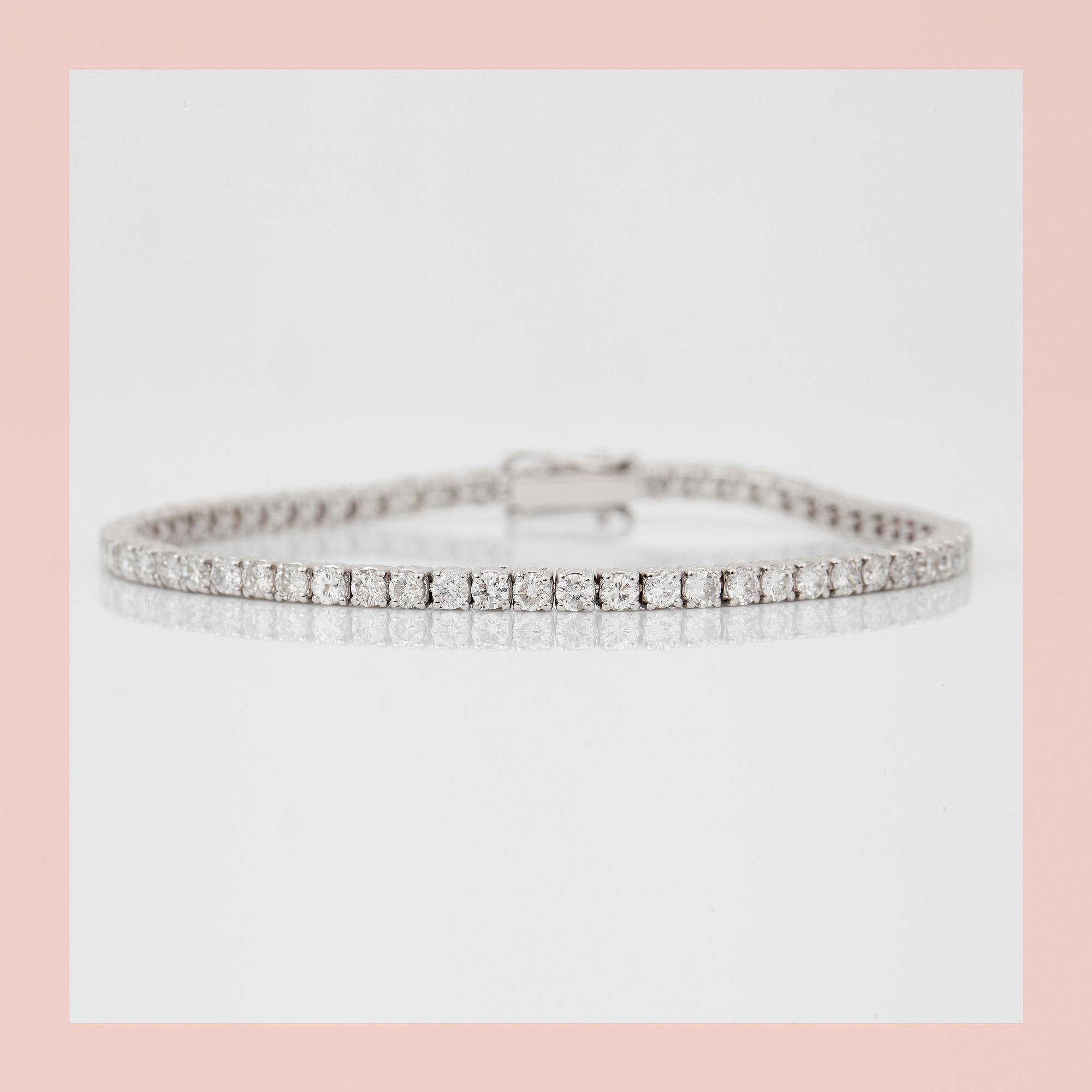 ARMBAND, ett riviére med 62 briljanter, totalt ca 4ct.
