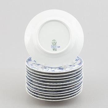 A set of twelve 'Blue Fluted Half Lace' / 'Musselmalet' porcelain dessert dishes, model 574, 20th century.