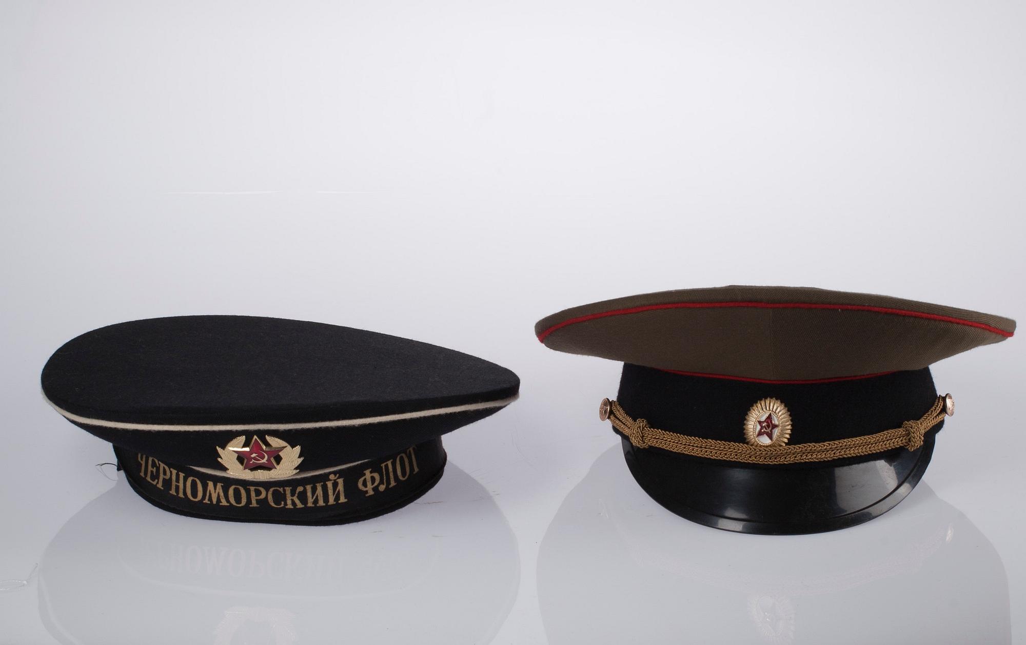 SKÄRMMÖSSOR, 2 stycken, Sovjetunionen.