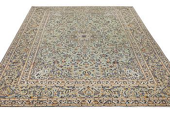 A Kashan carpet, c. 402 x 293 cm.