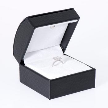 RING, 18K vitguld, radiantslipad diamant ca 1,30 ct, sidostenar totalt ca 0,54 ct.