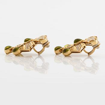 Örhängen med cabochonslipade peridoter och runda briljantslipade diamanter.