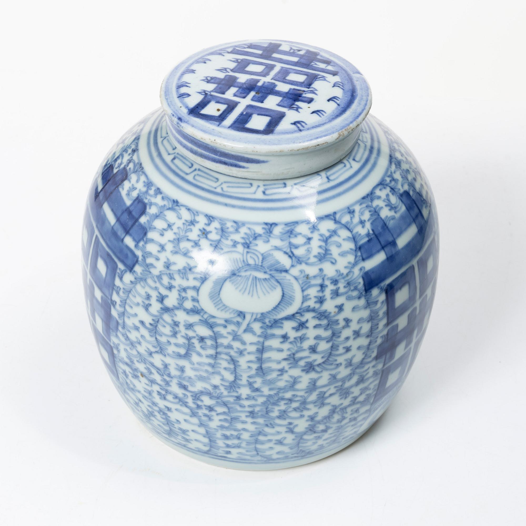 A Chinese blue and white porcelain jar with cover, Qing dynasty, 19th century.