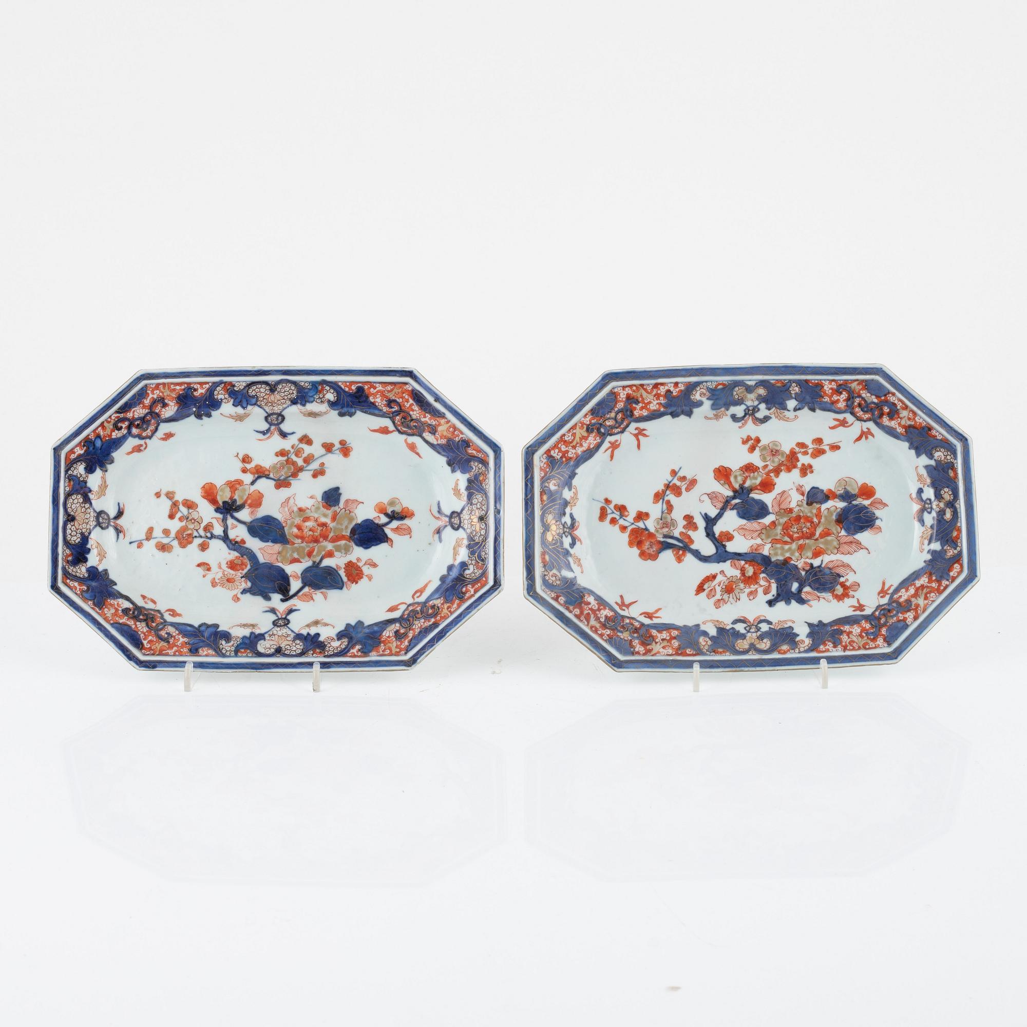 A pair of imari dishes, Qing dynasty, 18th Century.