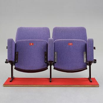 HANS J WEGNER, ett par biografstolar, "GE30", Getama, Danmark, 1970-tal.