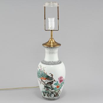 BORDSLAMPA, porslin, Kina, 1900-tal.