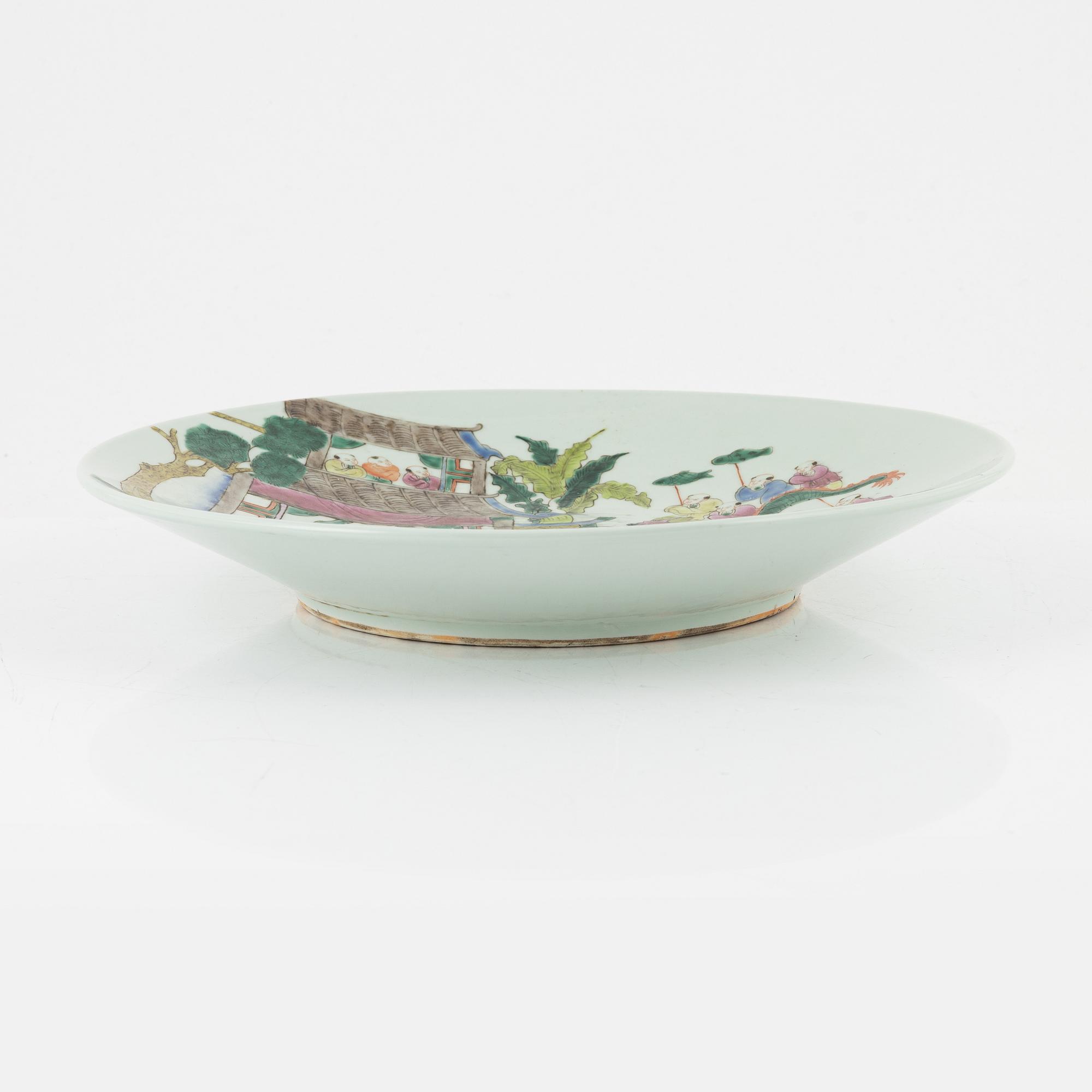 A porcelain dish, China, 20th century.