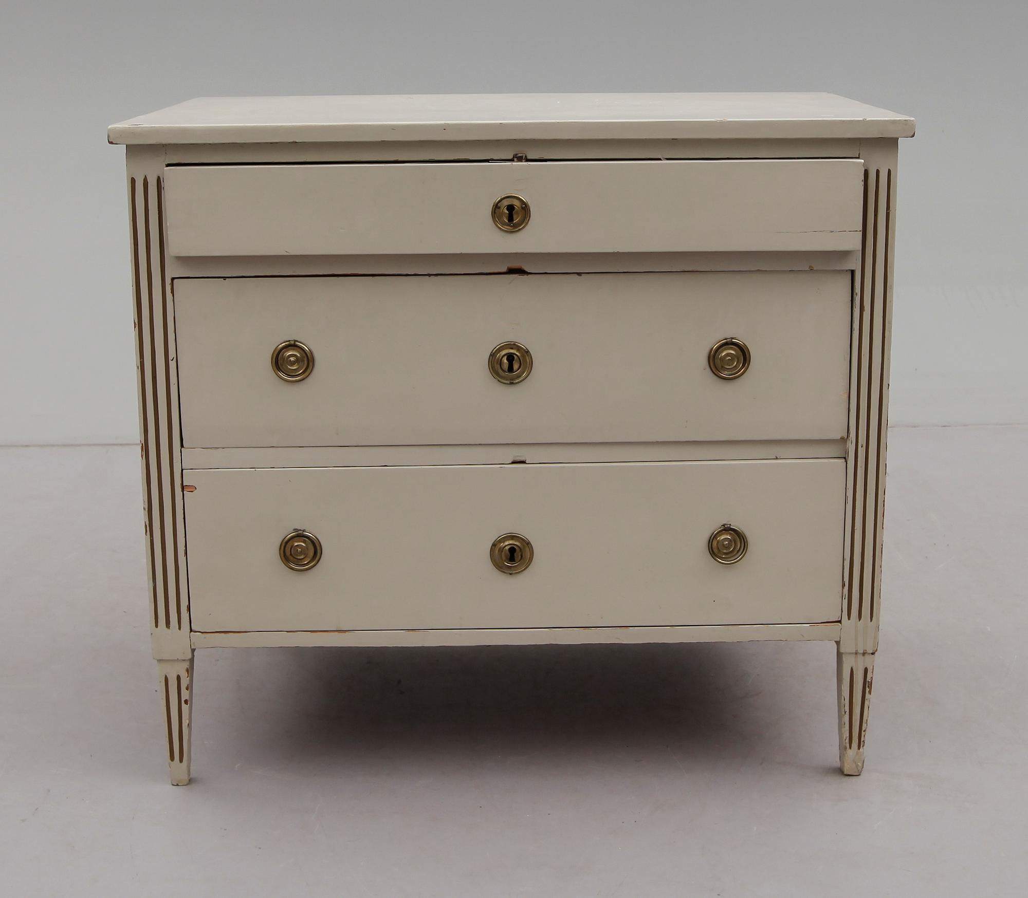 BYRÅ, sengustaviansk, omkring år 1800.