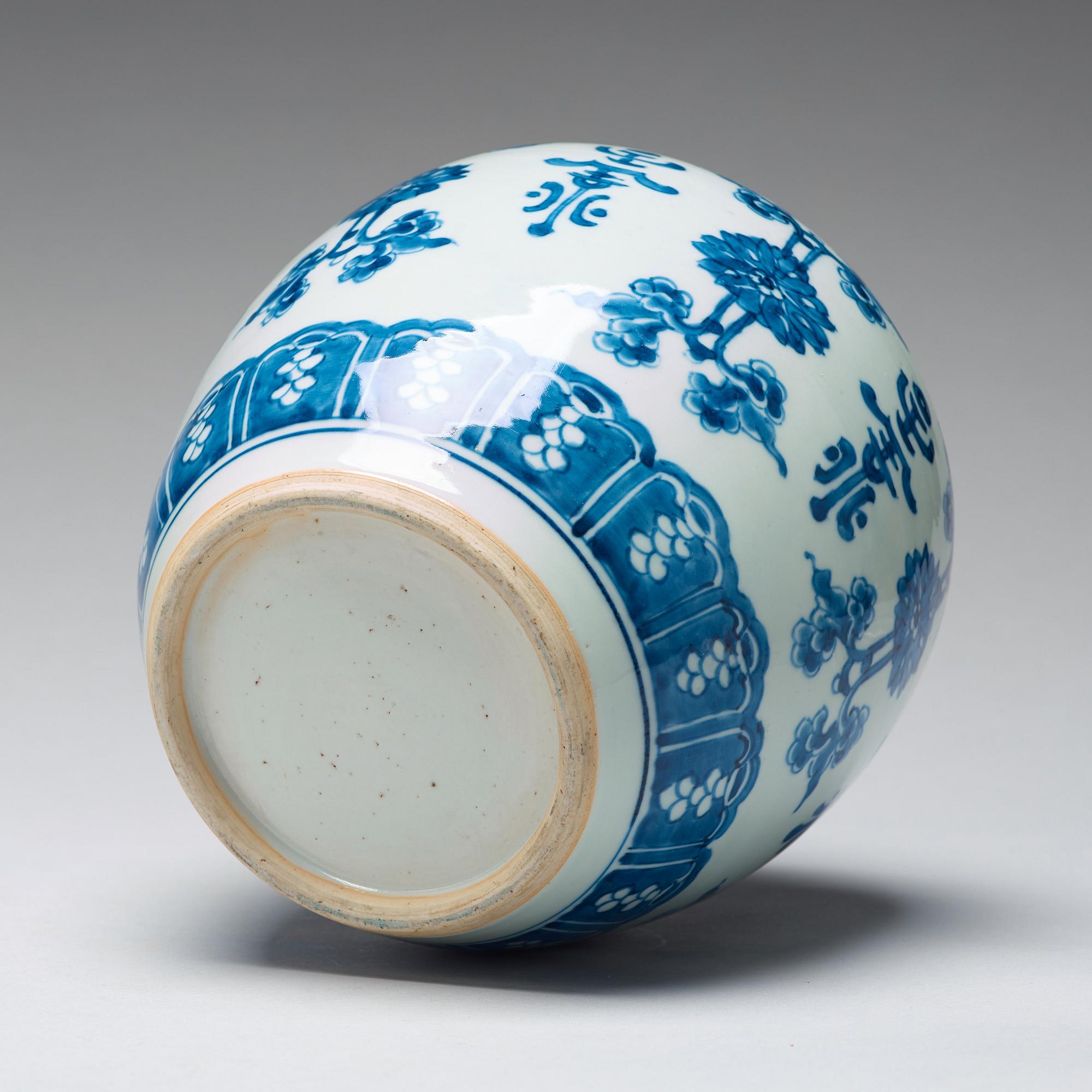 A large blue and white jar, Qing dynasty, Kangxi (1662-1722).