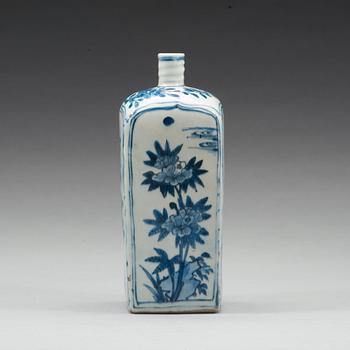 A blue and white bottle flask, Ming dynasty, Wanli (1572-1620).
