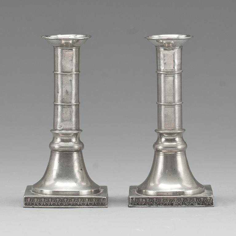 LJUSSTAKAR, ett par, tenn. Sven Berglund (1811-1844/53), Malmö.