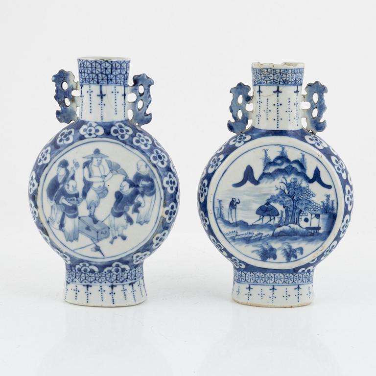 Pilgrimsflaksor, 2 st, porslin, Kina, 1800-tal.