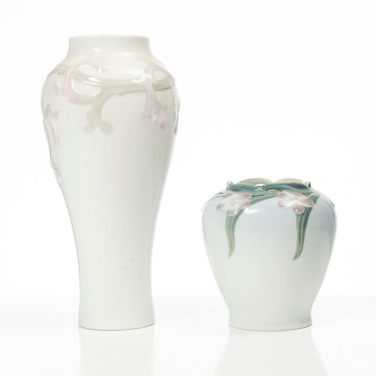 Vaser, ett par, porslin, bl a Nils Lundström, Jugend, Rörstrand, omkring år 1900.