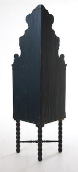 HÖRNSKÅP, allmoge, 1800-tal.