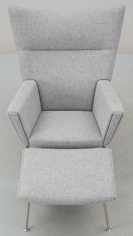 FÅTÖLJ OCH FOTPALL, "Wing Chair", modell CH445 och CH446, Hans J. Wegner, Carl Hansen & Son, Danmark, 2012.