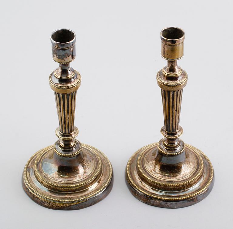LJUSSTAKAR ett par, försilvrade, sannolikt Frankrike, 1700-tal.