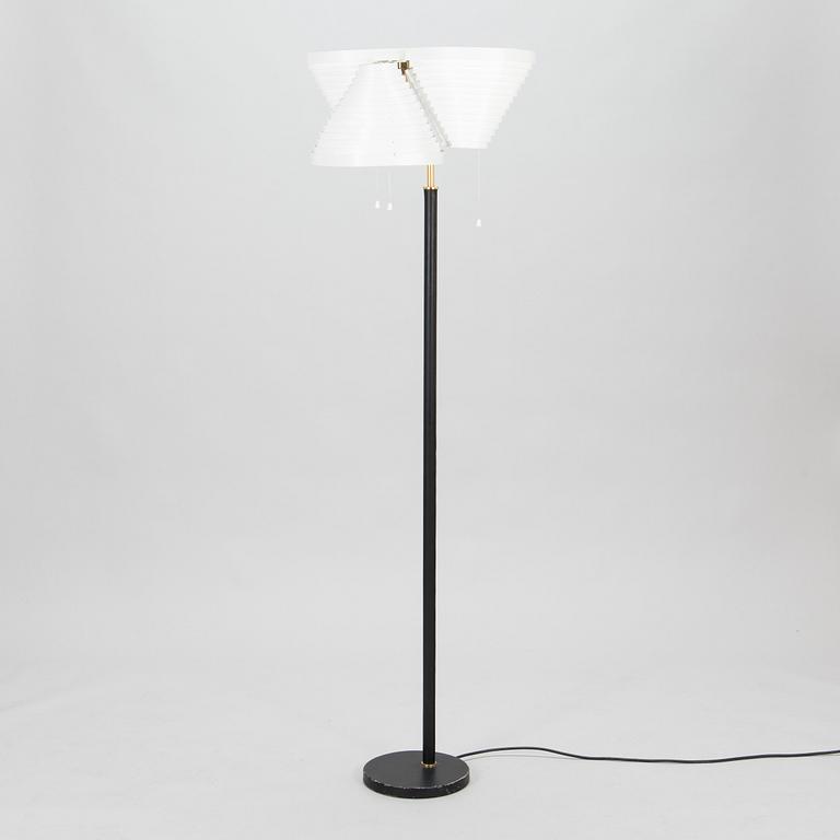 Alvar Aalto, golvlampa modell A809, Valaisinpaja 1900-talets slut.