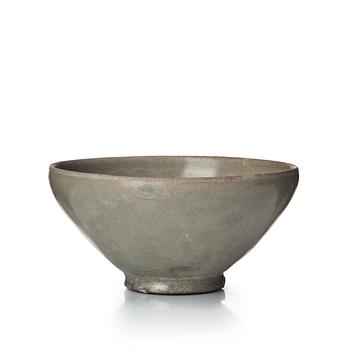 604. A olive green glazed bowl, Five dynasties  (907-960).