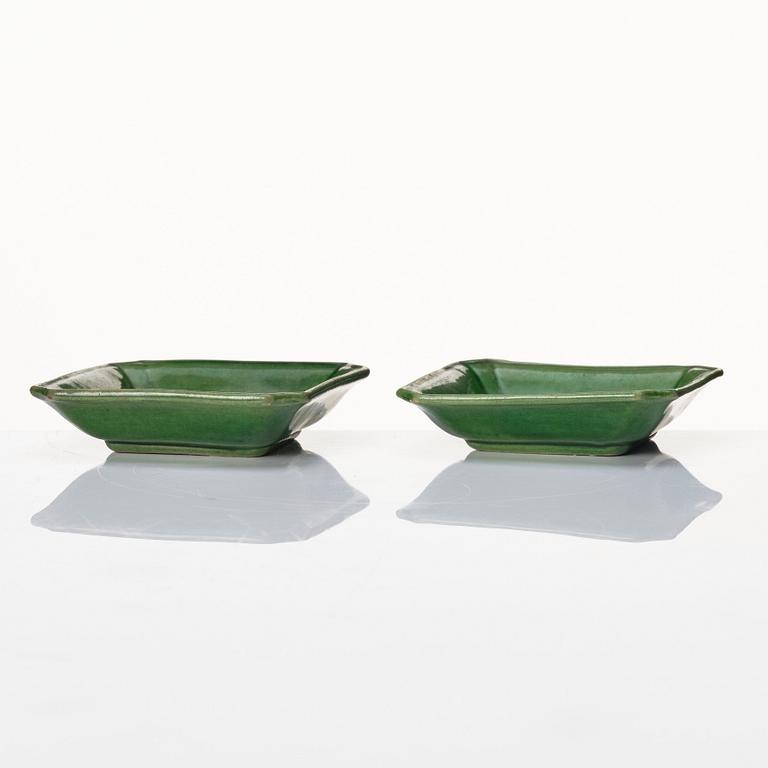 A pair of green glazed four clawed dragon dishes, Ming dynasty, 17th century.