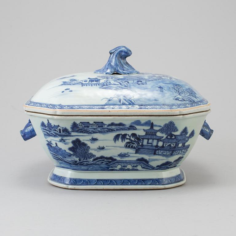 A Chinese export porcelain blue and white tureen and cover, Qianlong (1736-1795).
