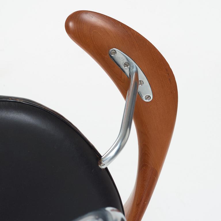Hans J. Wegner, a "Swivel Chair" /JH502, executed by Johannes Hansen, Denmark 1960's.