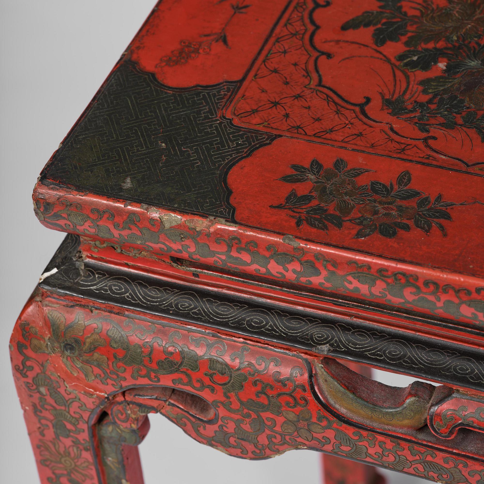 Altarbord, röd lack. Qingdynastin.