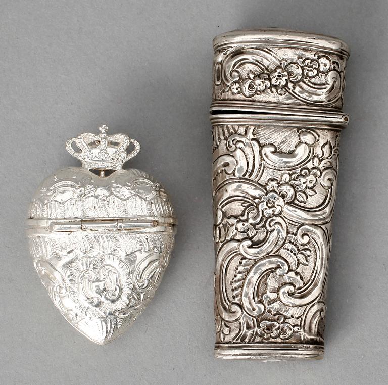 DOSOR, silver, 2 st, 1700-1800-tal. Ostämplade. Tot vikt 53 gram inklusive träinredning.