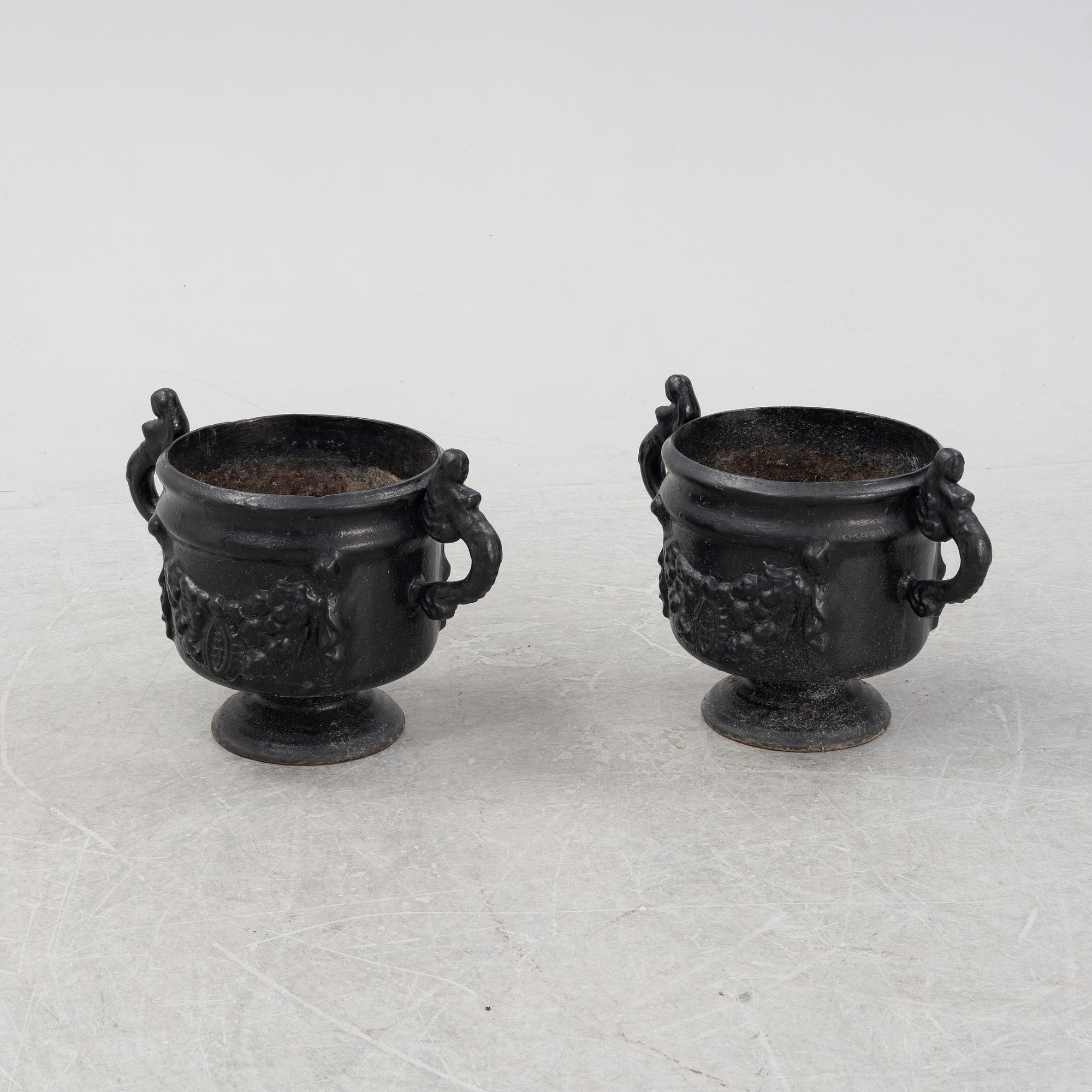 Trädgårdsurnor, ett par, gjutjärn, Stavsjö Bruk.