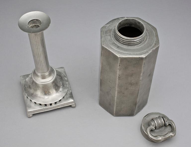 PARTI TENN, 2 delar, prismaflaska samt ljusstake, 1700/1800-tal.