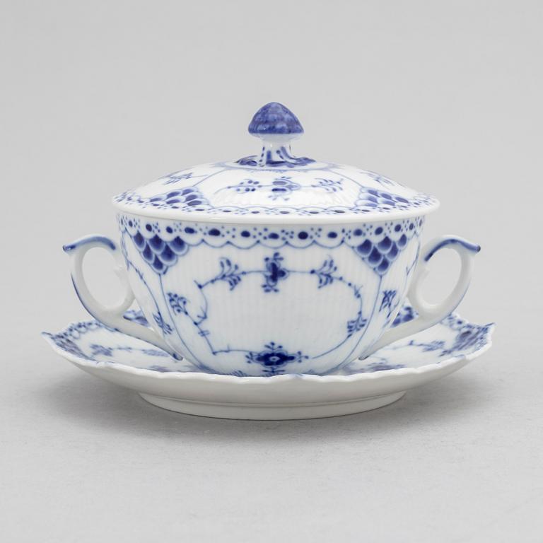 Royal Copenhagen, buljongkoppar, 8 st med lock och fat, porslin, "Musselmalet Halv Blonde", Danmark, 1958-62.