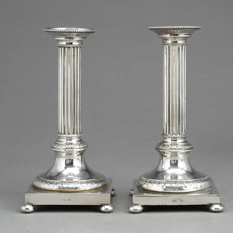 LJUSSTAKAR, ett par, nysilver, gustaviansk stil, 1900-tal.