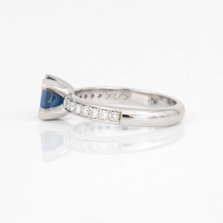 RING, Med safir ca 1.50 ct och diamanter totalt ca 0.24 ct.