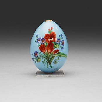 1073. A Russian porcelain egg, 19th Century.