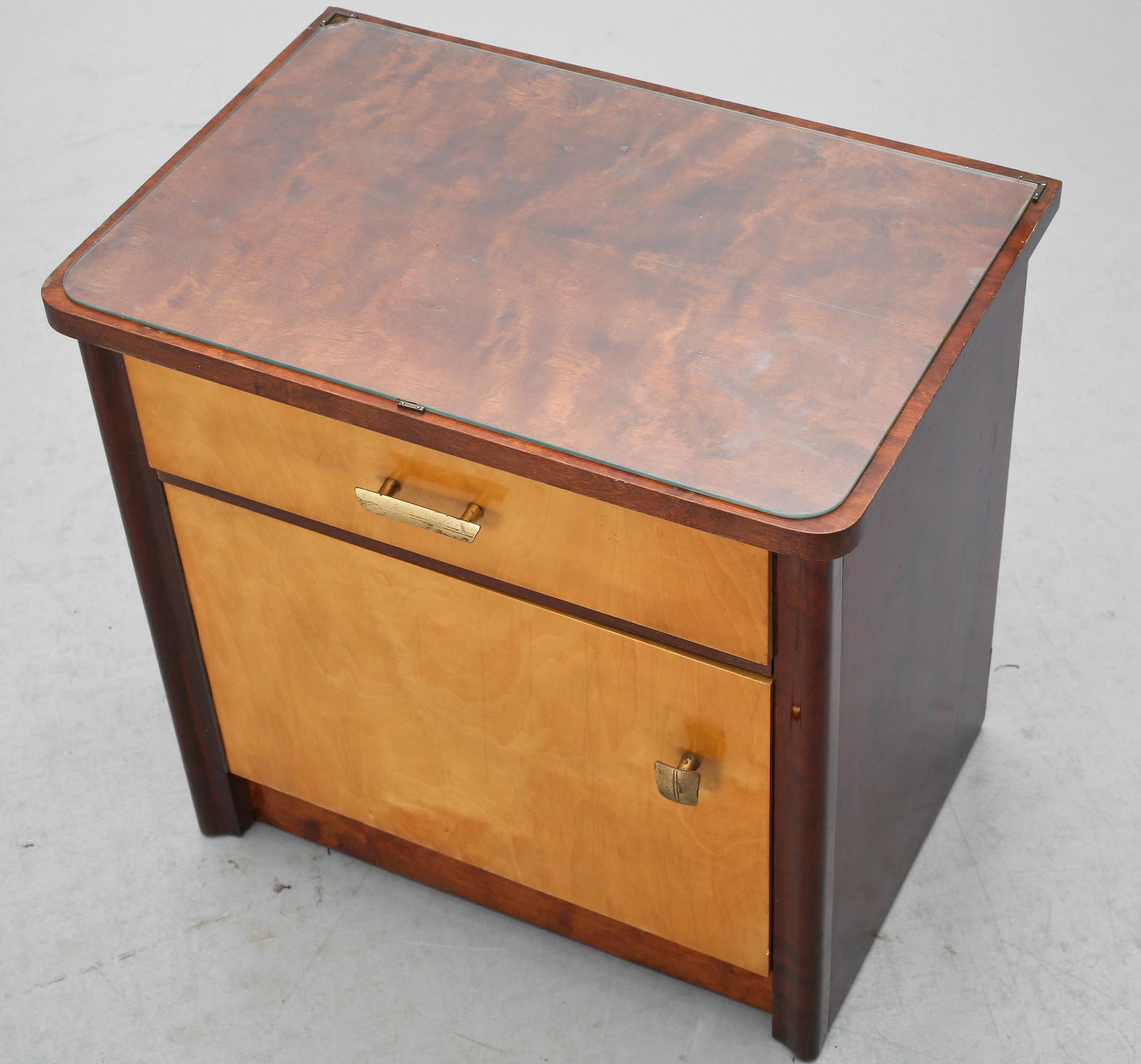SÄNGBORD, ett par, 1930/40-tal.