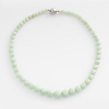 Collier jade med silverlås.