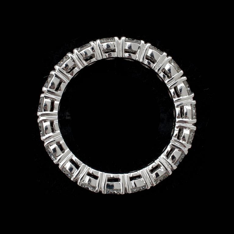 RING, sk eternity ring, briljantslipade diamanter, tot. 3.40 ct.