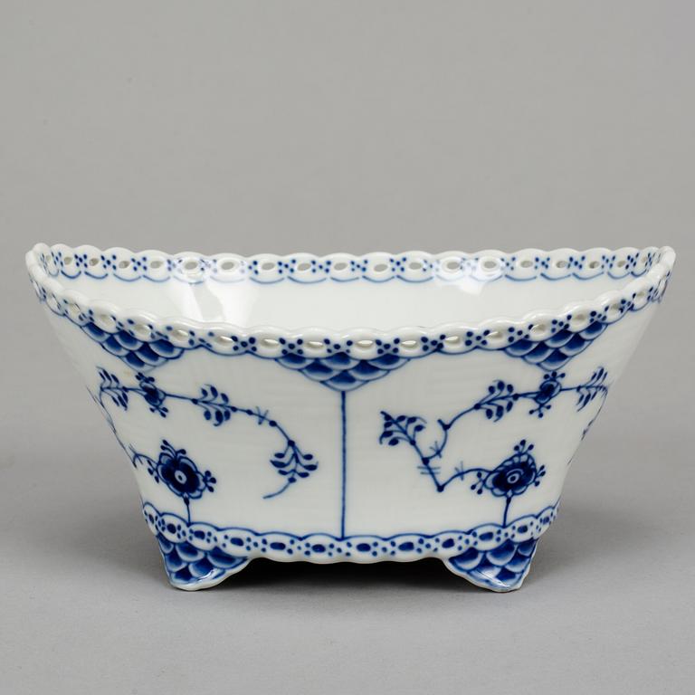 Royal Copenhagen, servisdelar, 14 delar, porslin. "Musselmalet", Danmark.