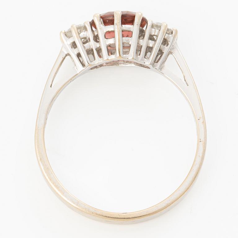 Ring 18K vitguld med turmalin och briljantslipade diamanter.