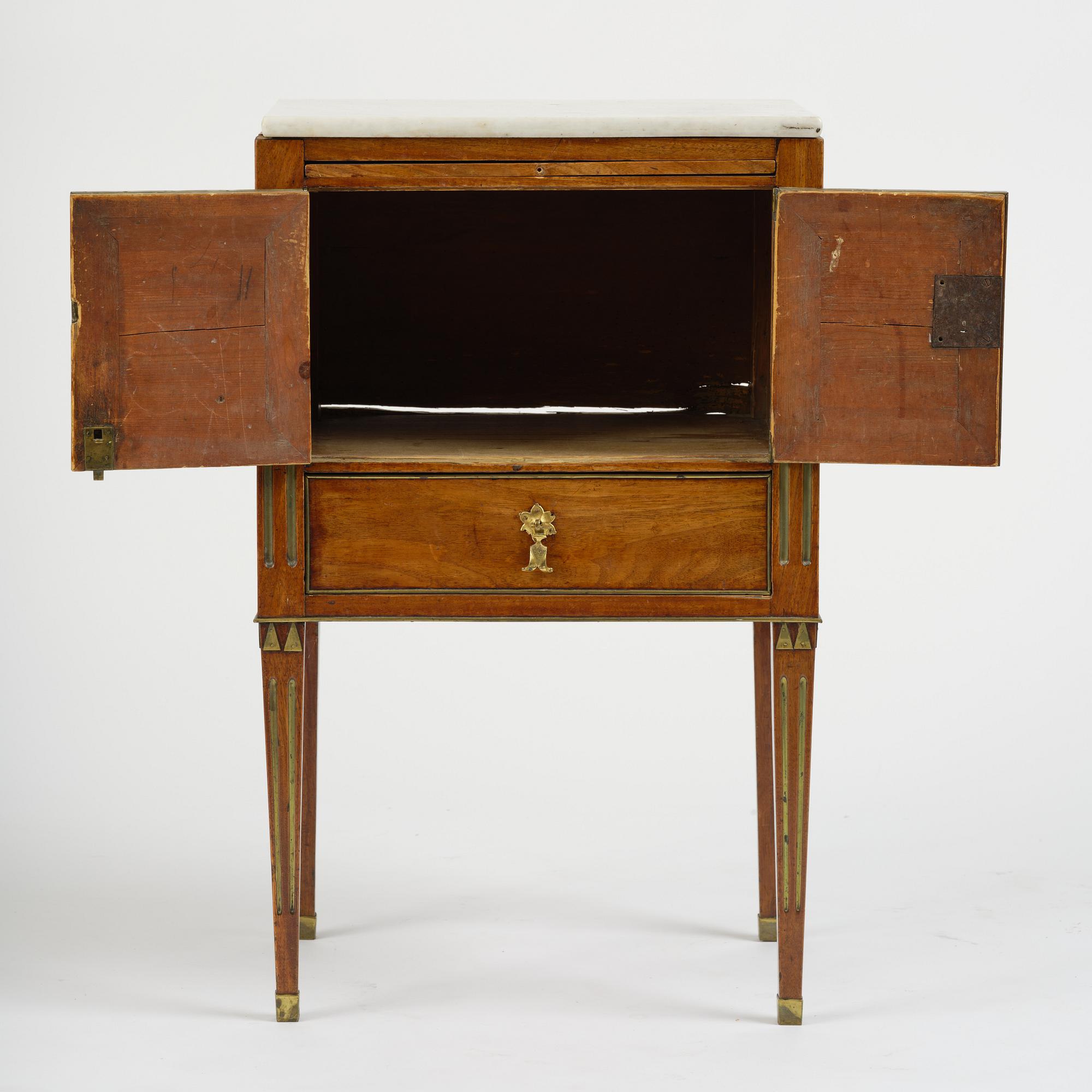 A late Gustavian mahogany chamberpot cupboard, circa 1800.