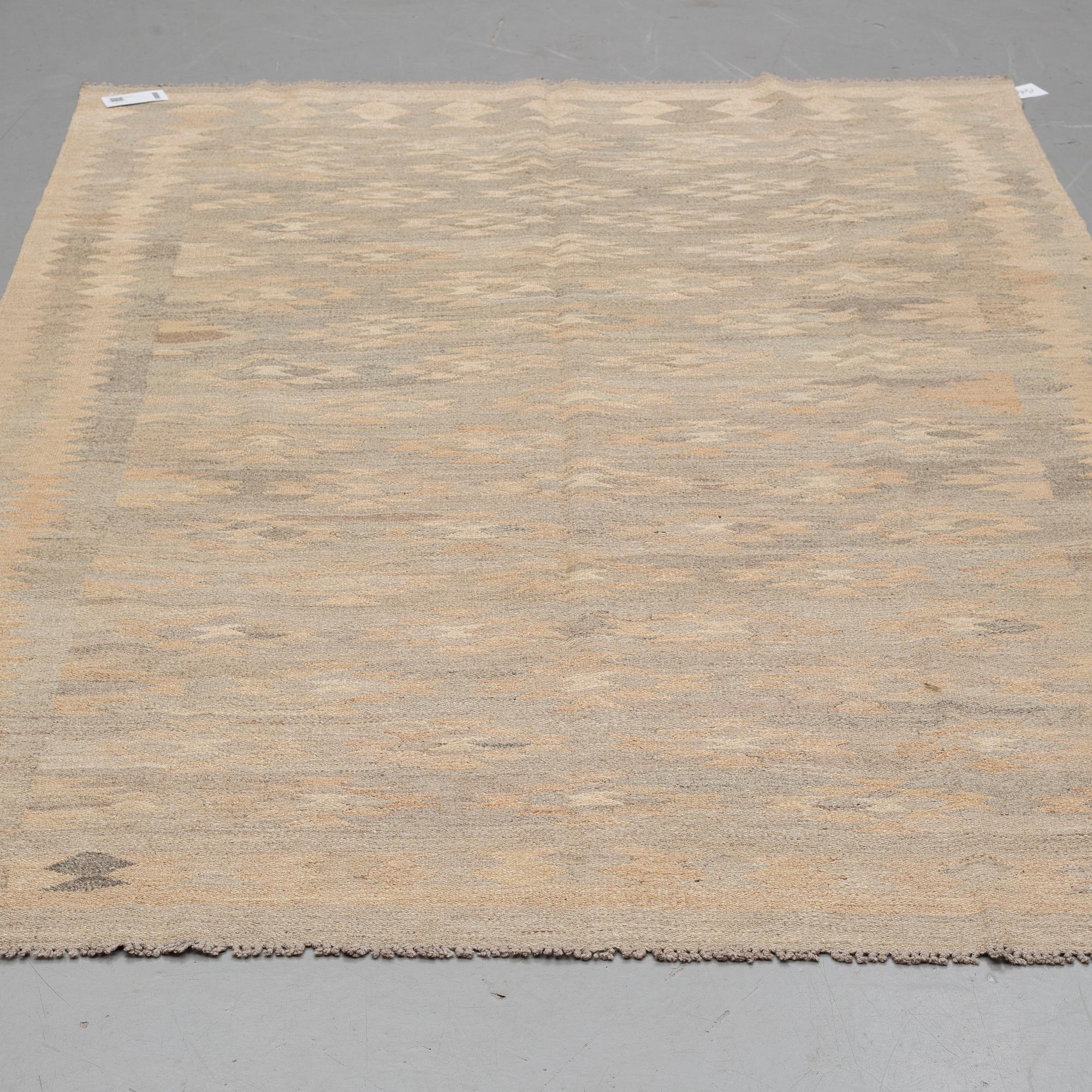 A kilim rug 228 x 158 cm.