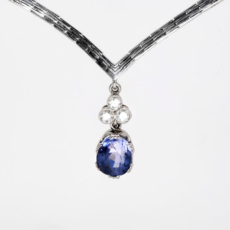 Necklace 18K whitegold with 1 purple-blue sapphire approx 6 ct  and 3 brilliant-cut diamonds approx 0,40 ct in total.
