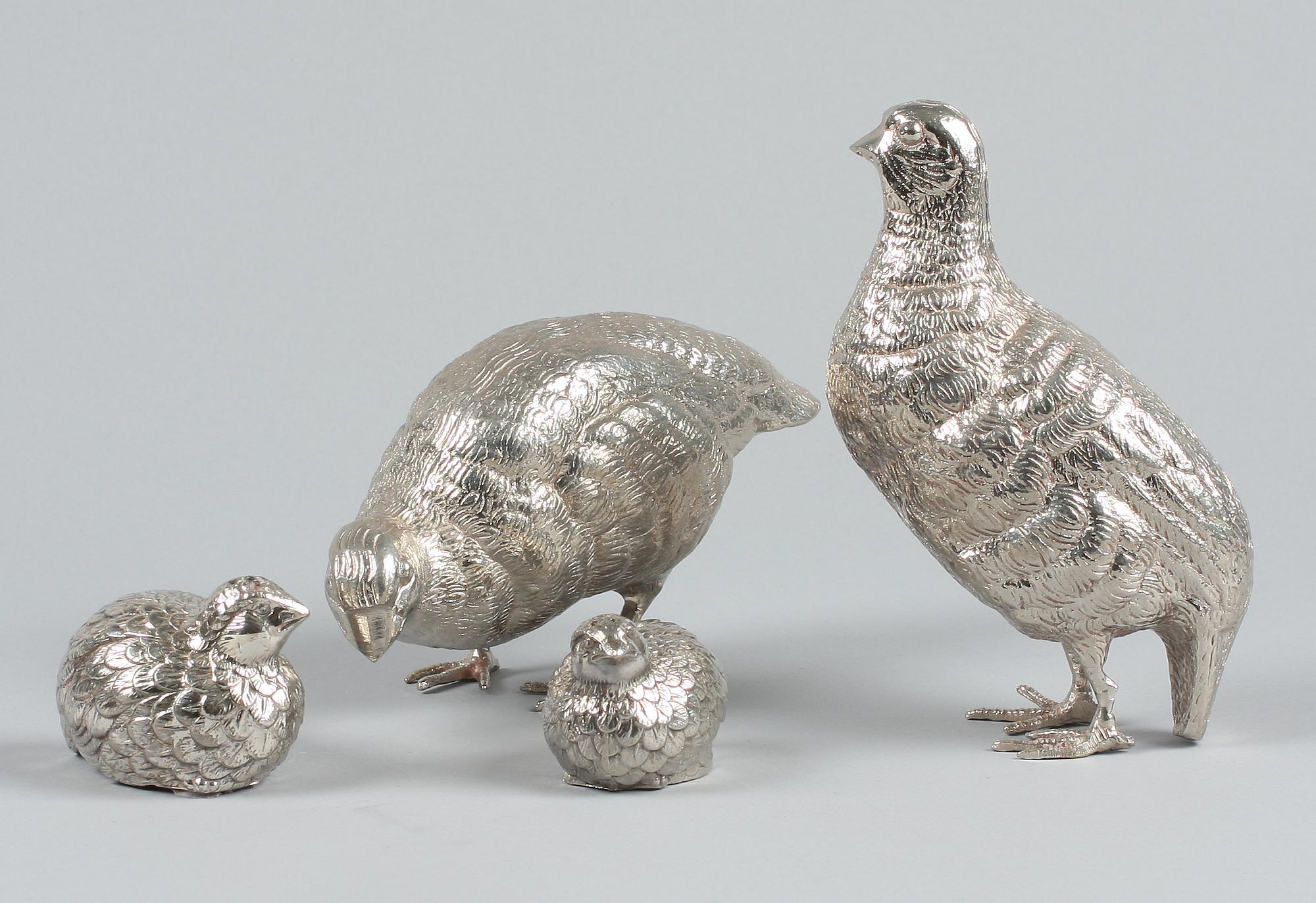 BORDSDEKORATIONER ett par och SALT-OCH PEPPARKAR, ett par, vitmetall, 1900-tal.