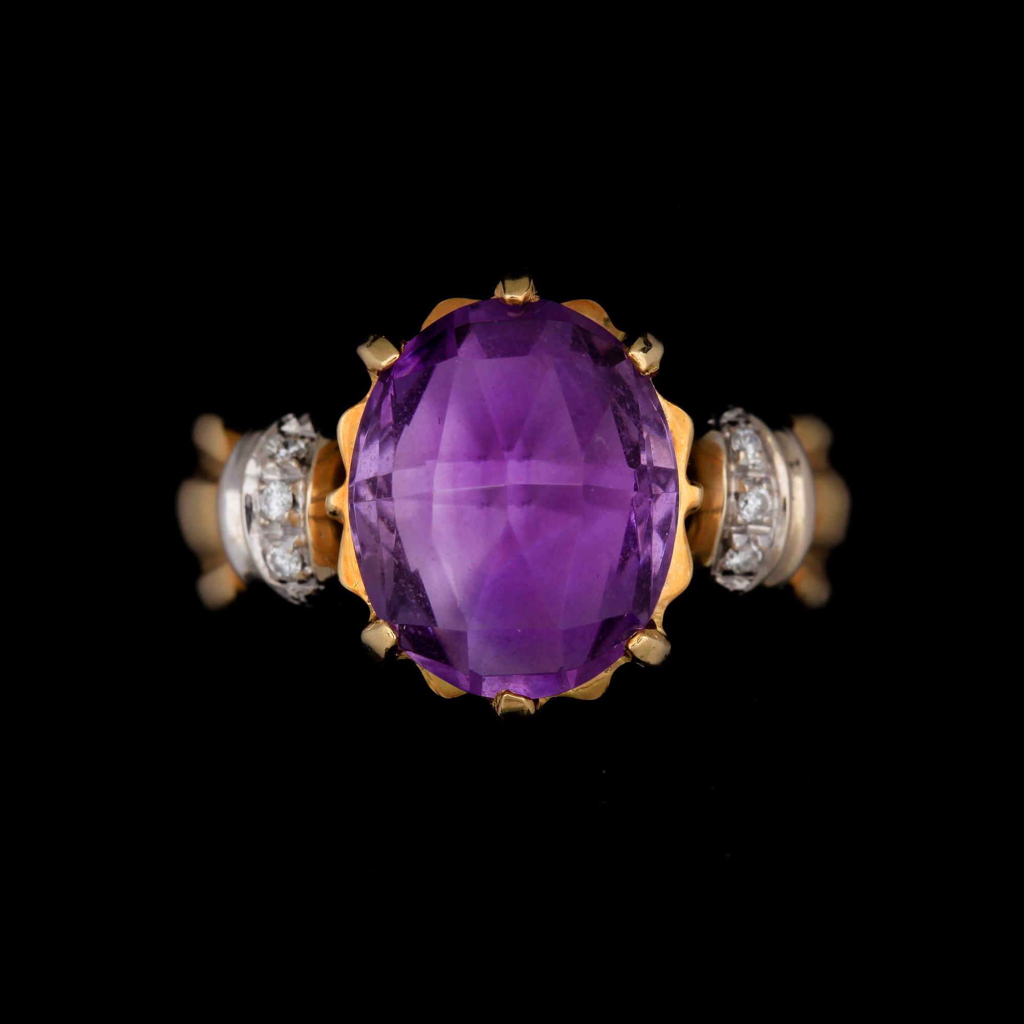 RING, 18k guld med ametist och små briljantslipade diamanter. Vikt 7,9g.