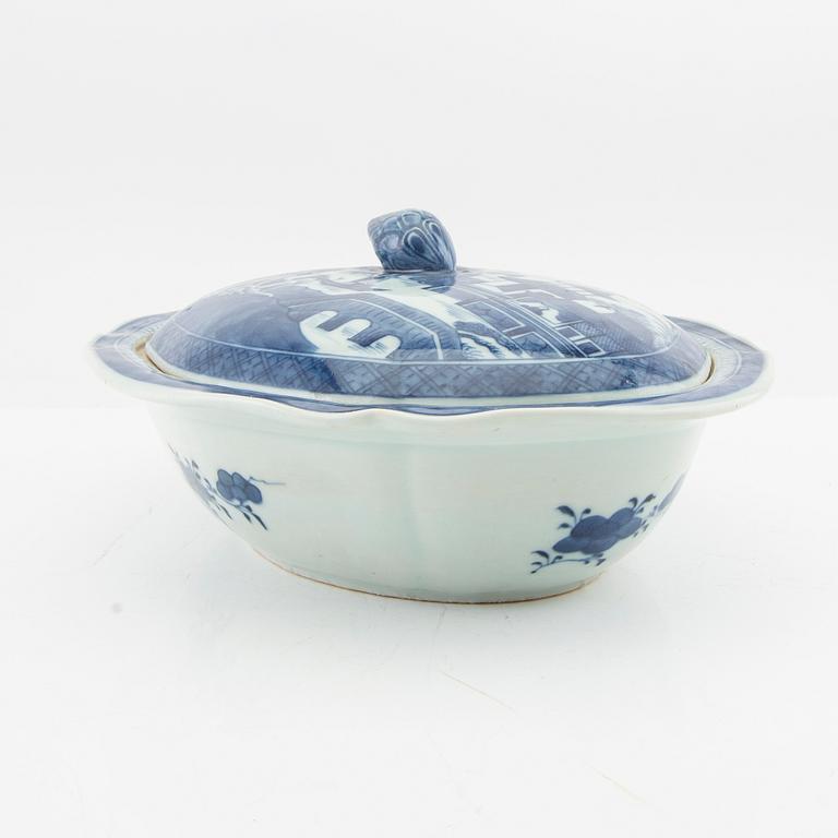 A blue and white export porcelain tureen with cover, China, Qing dynasty, around 1800.