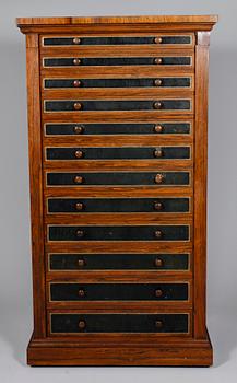 BYRÅ, s k Wellington chest, England, sent 1800-tal.