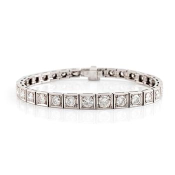 An 18K white gold bracelet set with round brilliant-cut diamonds.