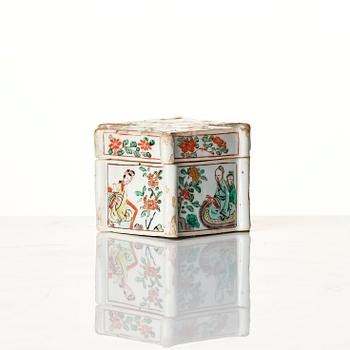 A famille verte box with cover, Qing dynasty, 17th century.