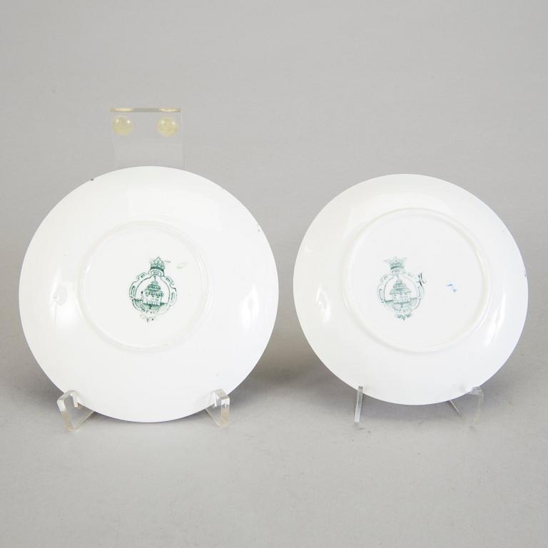 KAFFEKOPPAR MED FAT, 8 st och MOCKAKOPPAR MED FAT, 4 st, porslin. Wexiö Guld, Gustavsberg. I produktion 1892-1939.