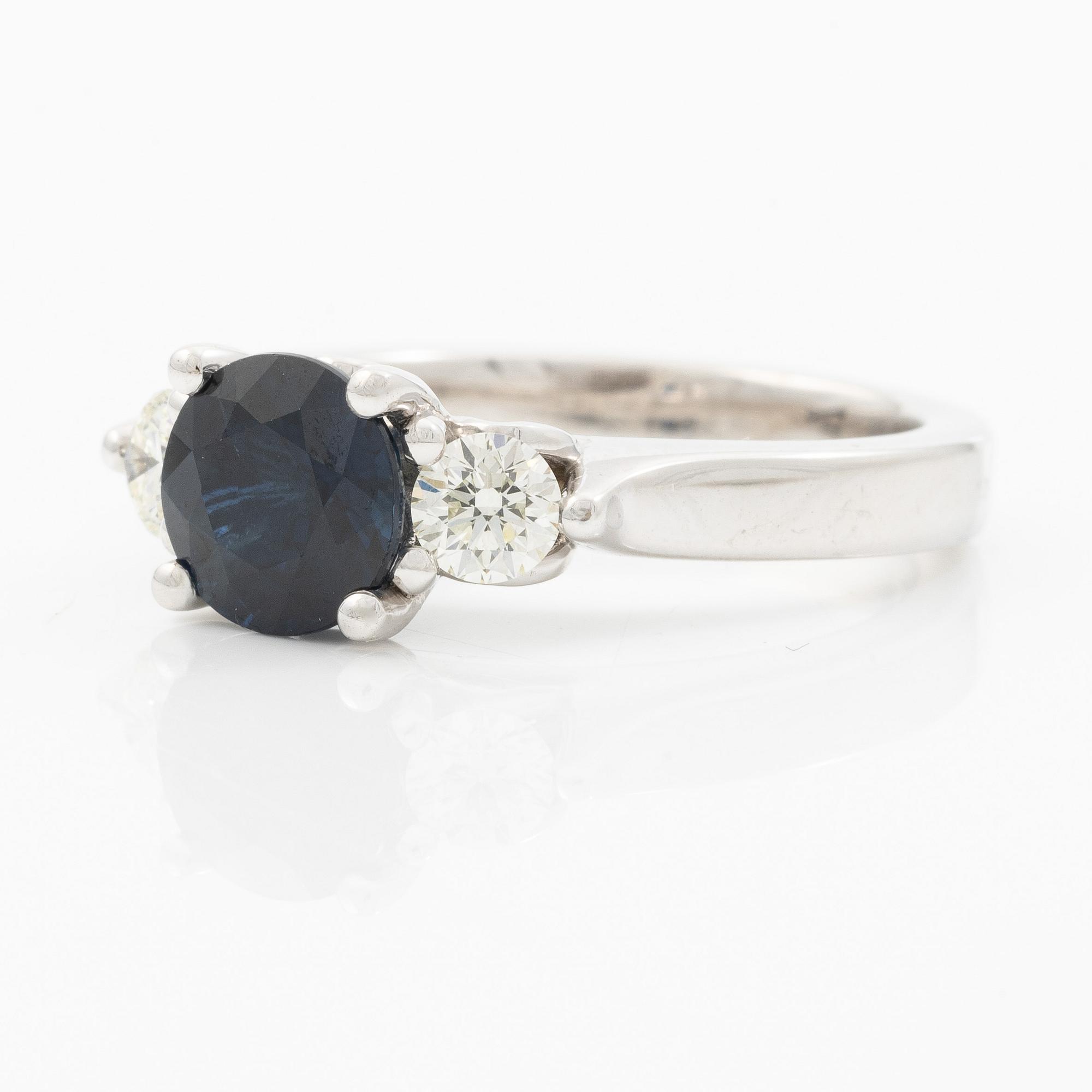 Ring 18K white gold with sapphire and brilliant-cut diamonds.