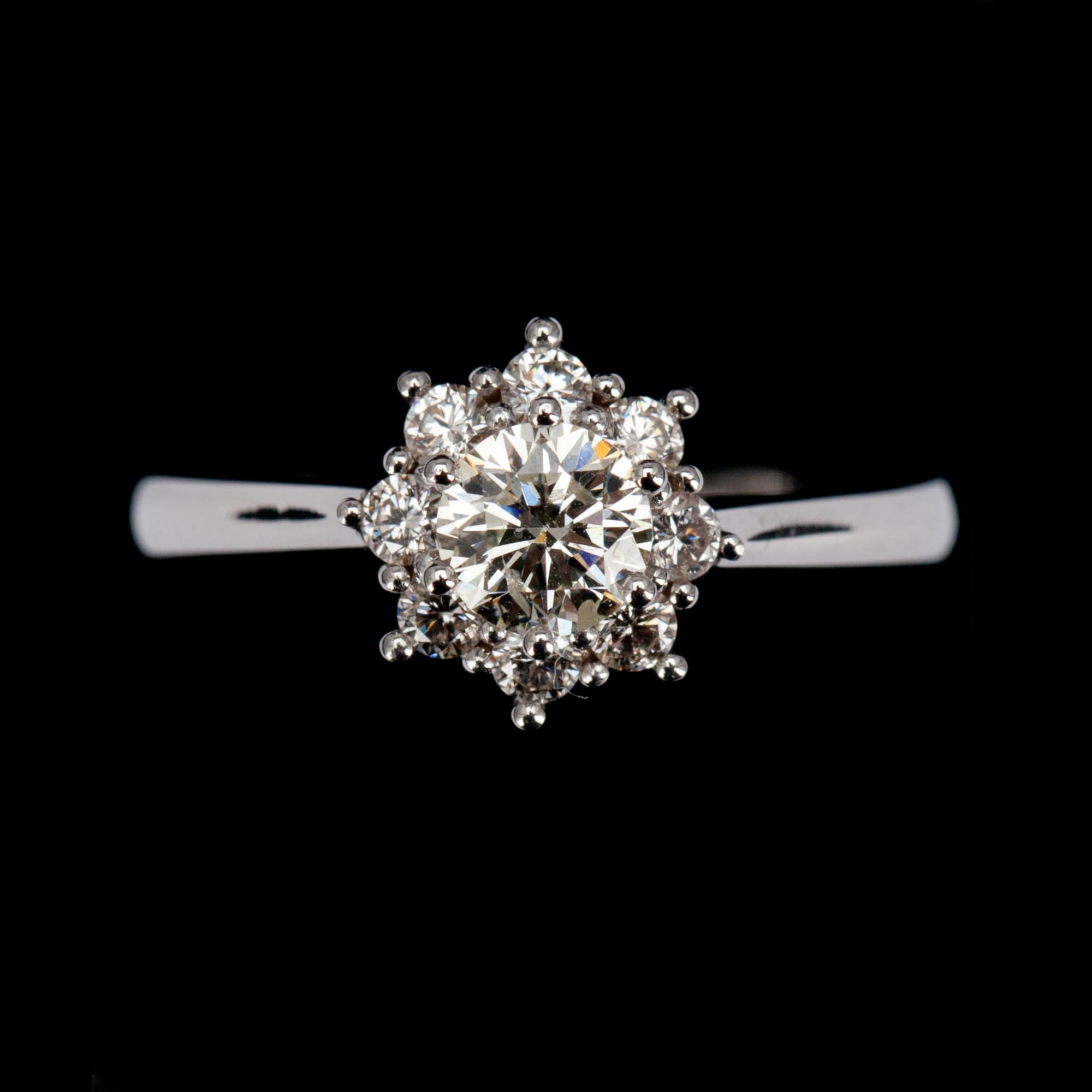 RING, vitguld 18K, briljantslipade diamanter, mittsten 0,46 ct, sidostenar tot. 0,29 ct. Intyg 212.